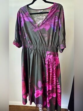 The Kit Sophia V-Neck Floral Midi Dress in Pink Haze NWOT